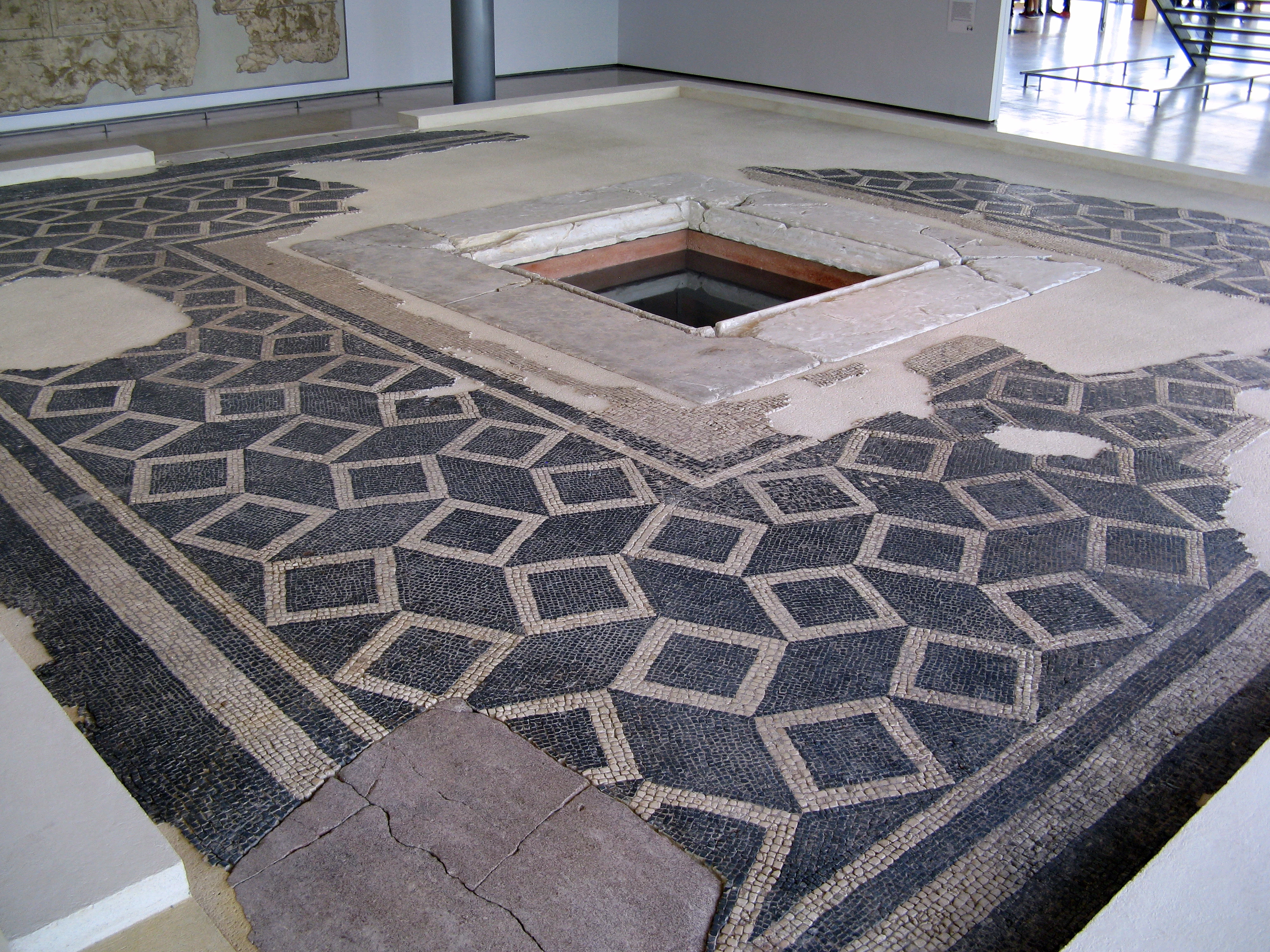 Esempio di impluvium con pavimento a mosaico in una domus romana (non lo scavo di via Martiri Lunatesi a Capannori).