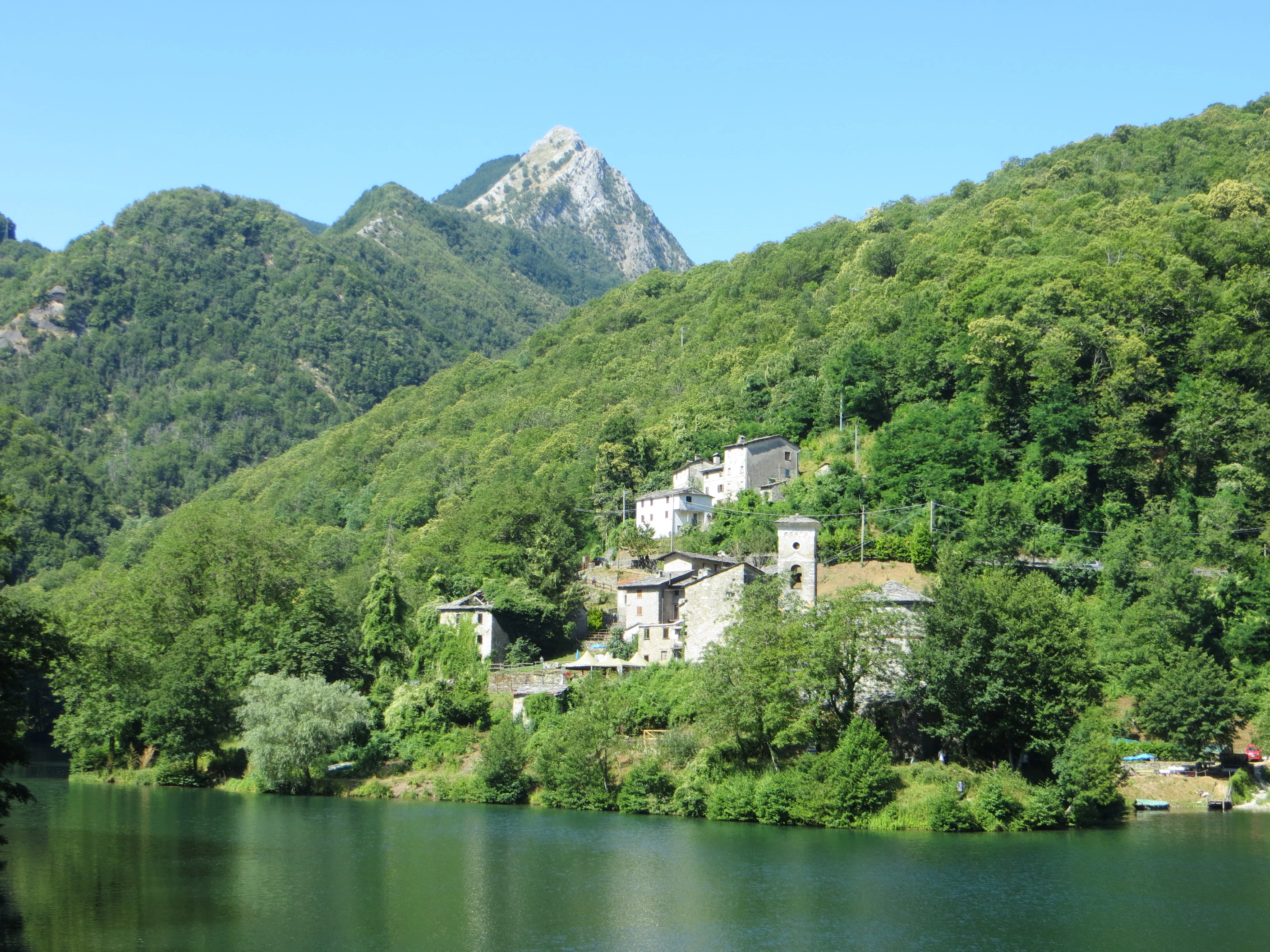 Il borgo e il lago di Isola Santa, nel comune di Careggine, in Garfagnana.