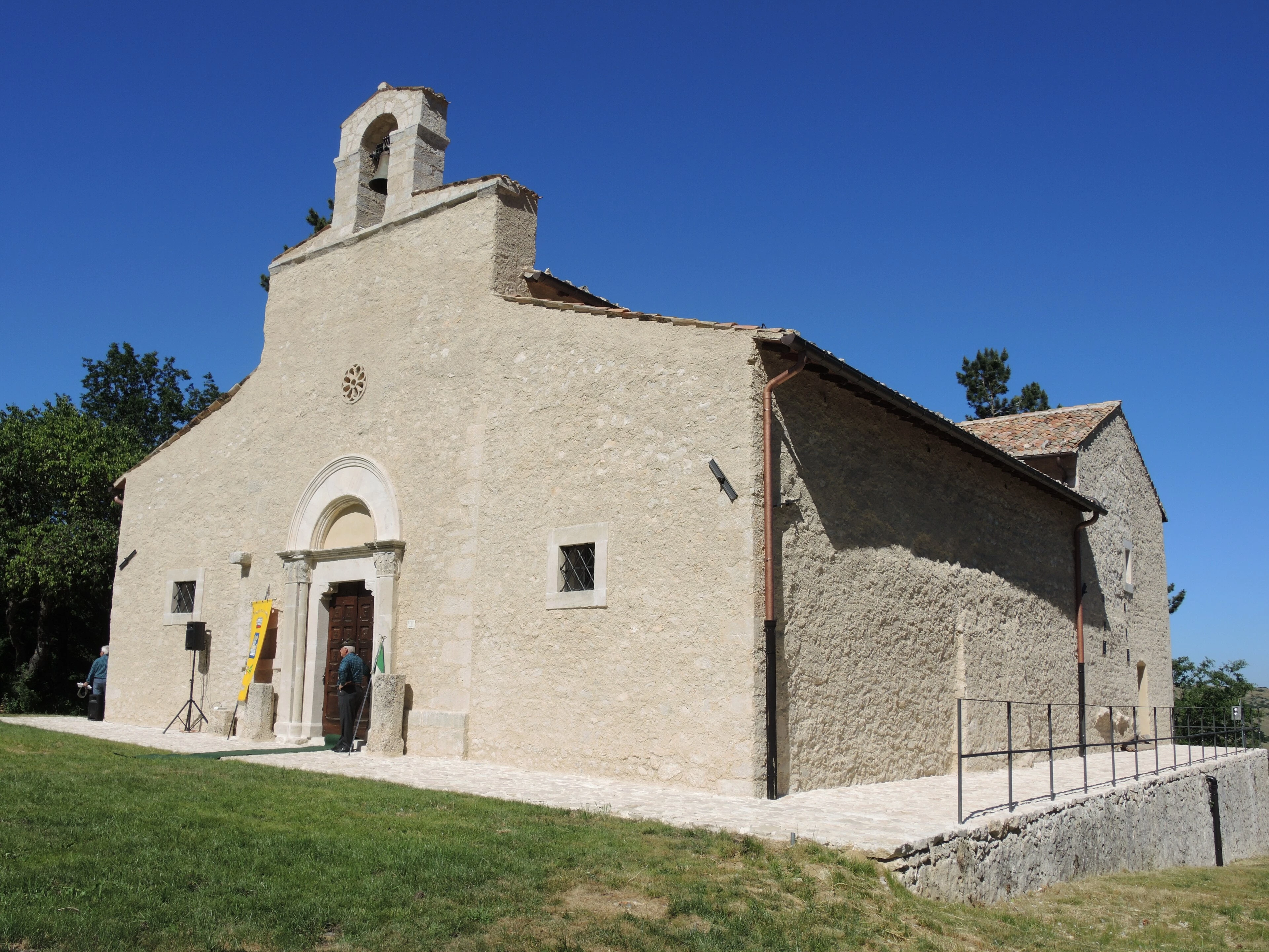 La facciata dell'Abbazia di Santa Lucia a Rocca di Cambio, in provincia dell'Aquila.