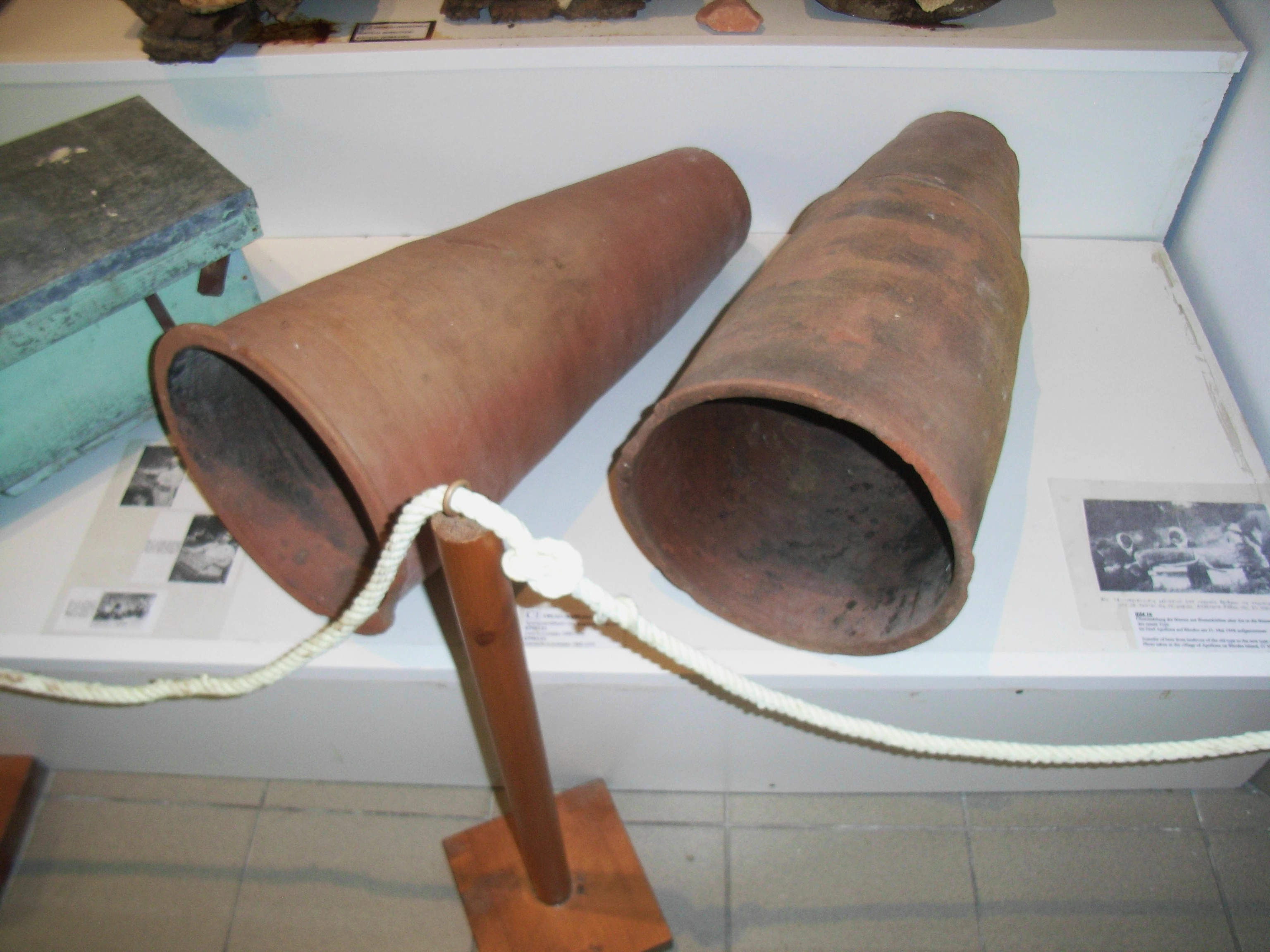 Esempio di arnia cilindrica in argilla cotta, di tipo tradizionale mediterraneo, al Museo delle Api di Rodi (non i reperti di Tel Rehov, in …