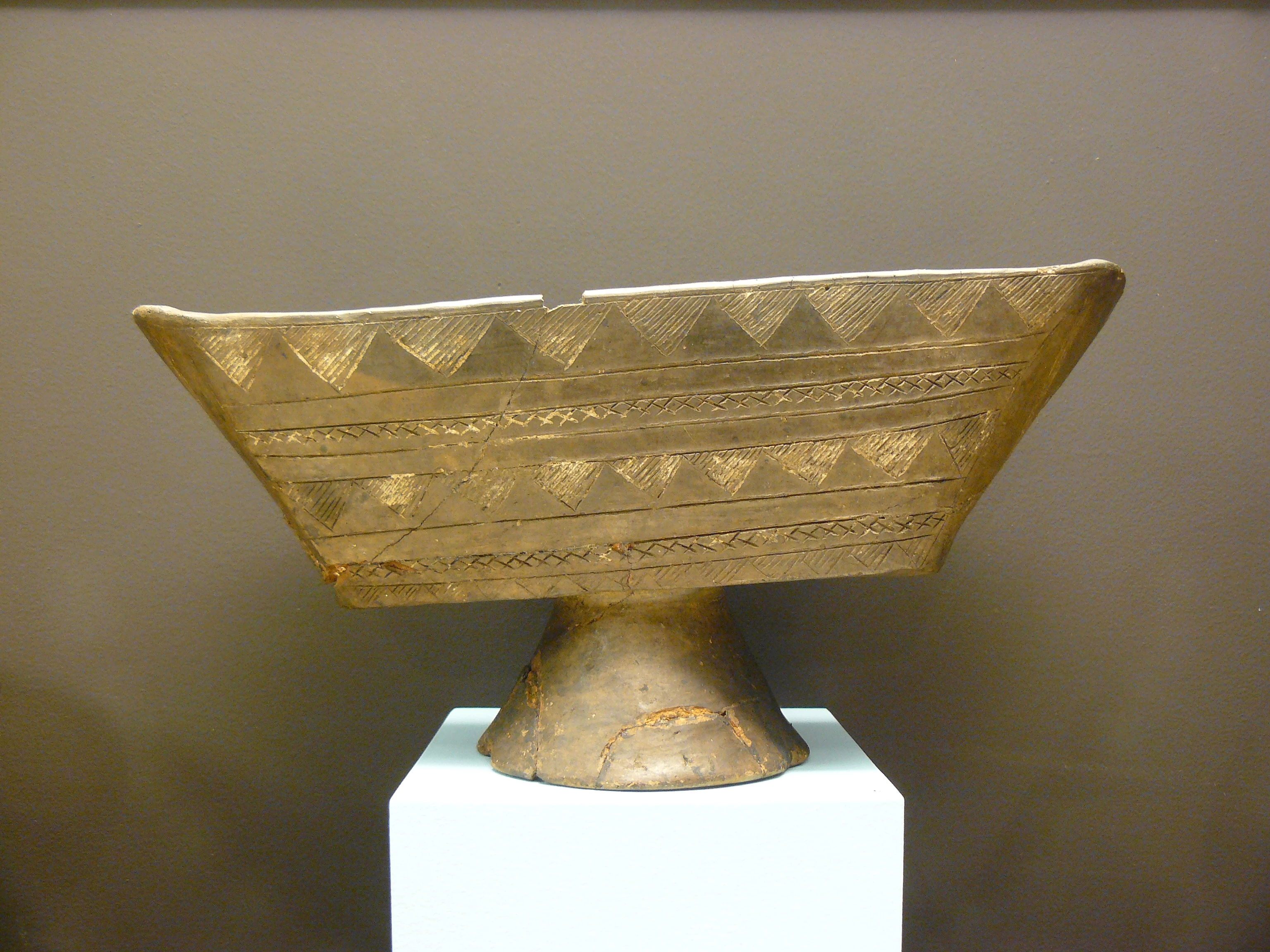 Esempio di vaso su piede in ceramica della cultura di Golasecca (non il bicchiere con residui di birra ritrovato a Pombia).
