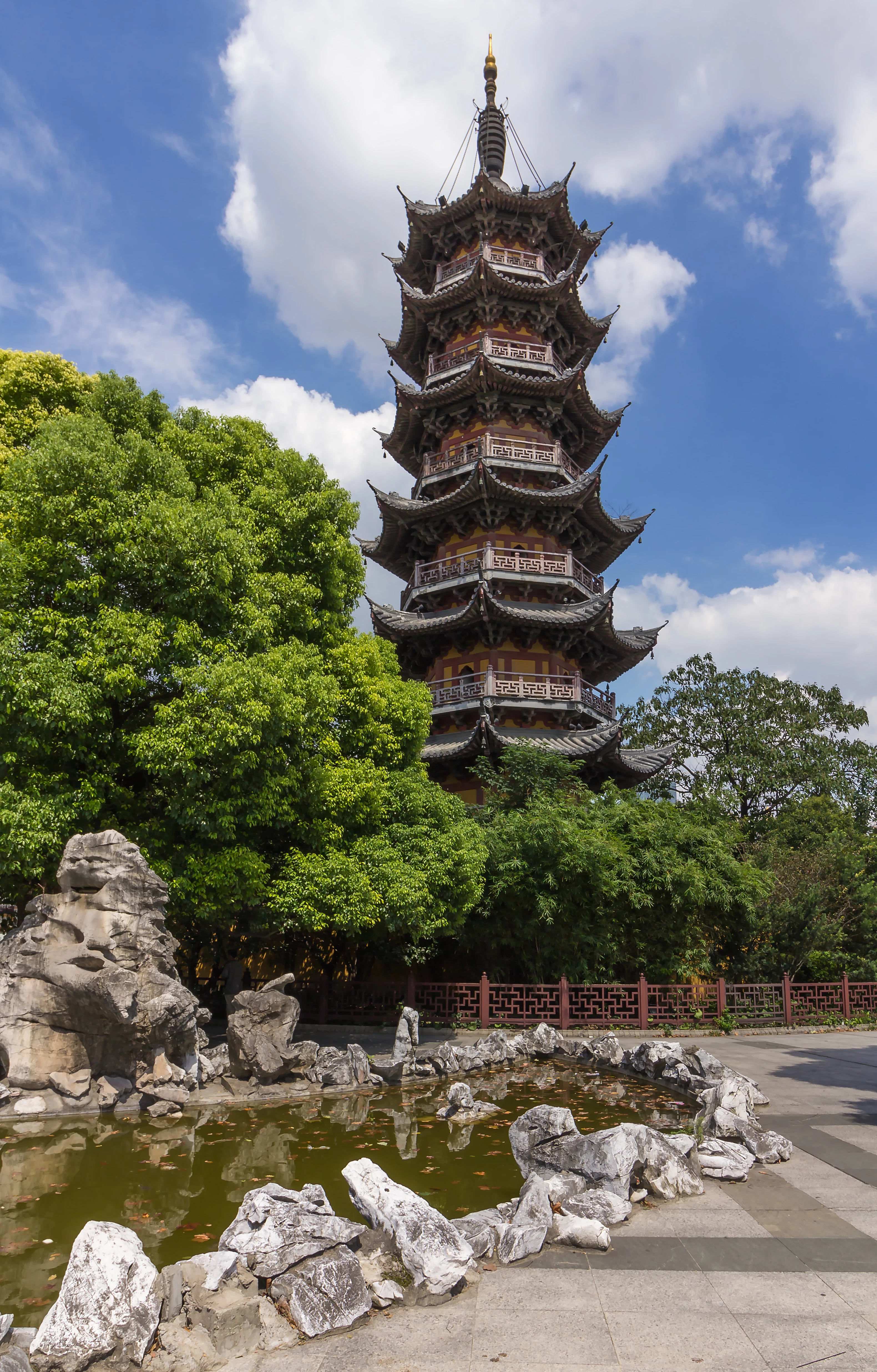 La pagoda del tempio Longhua, a Shanghai.