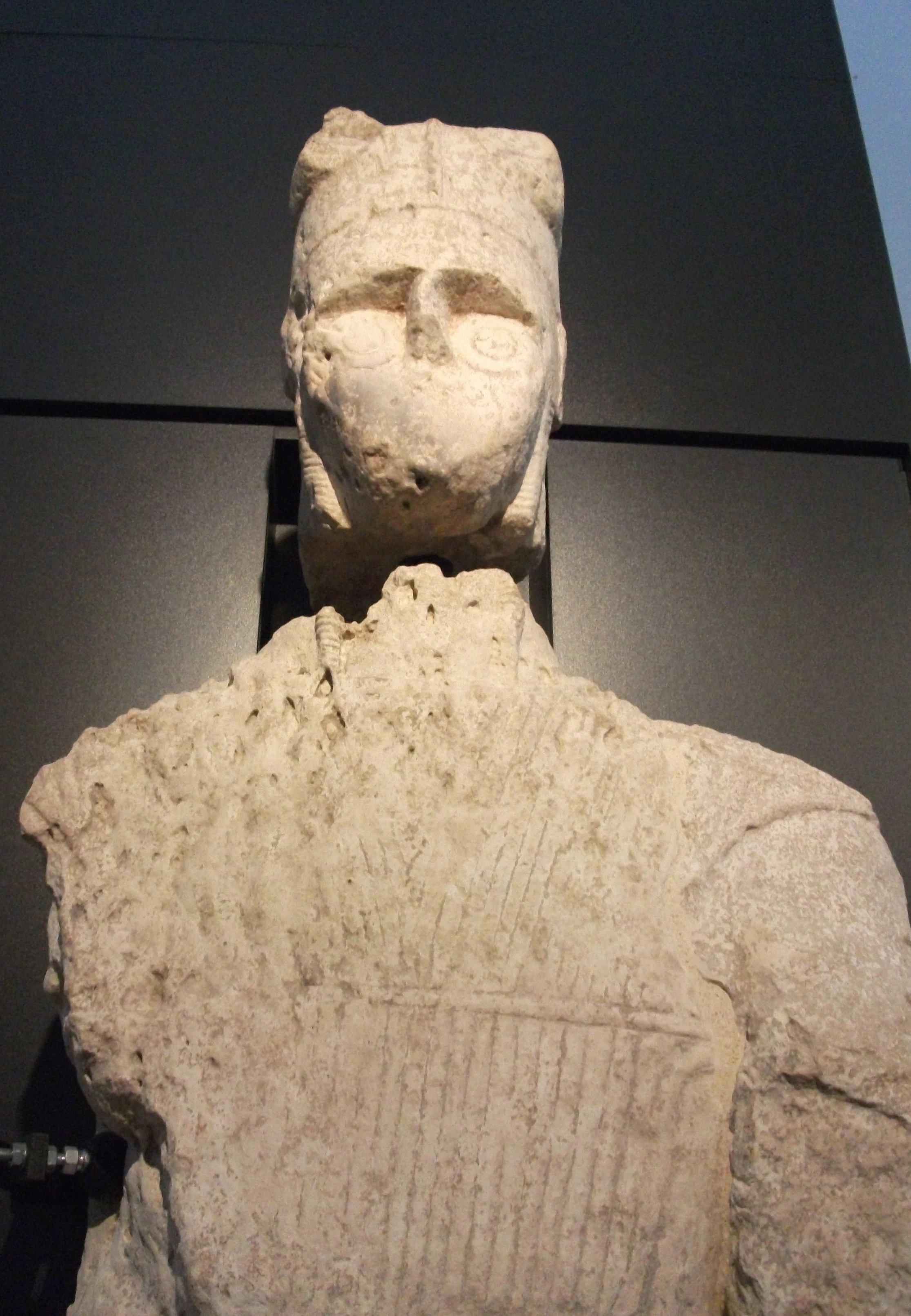 Uno dei Giganti di Mont'e Prama, statua in pietra calcarea di età nuragica, dal Sinis, in Sardegna.