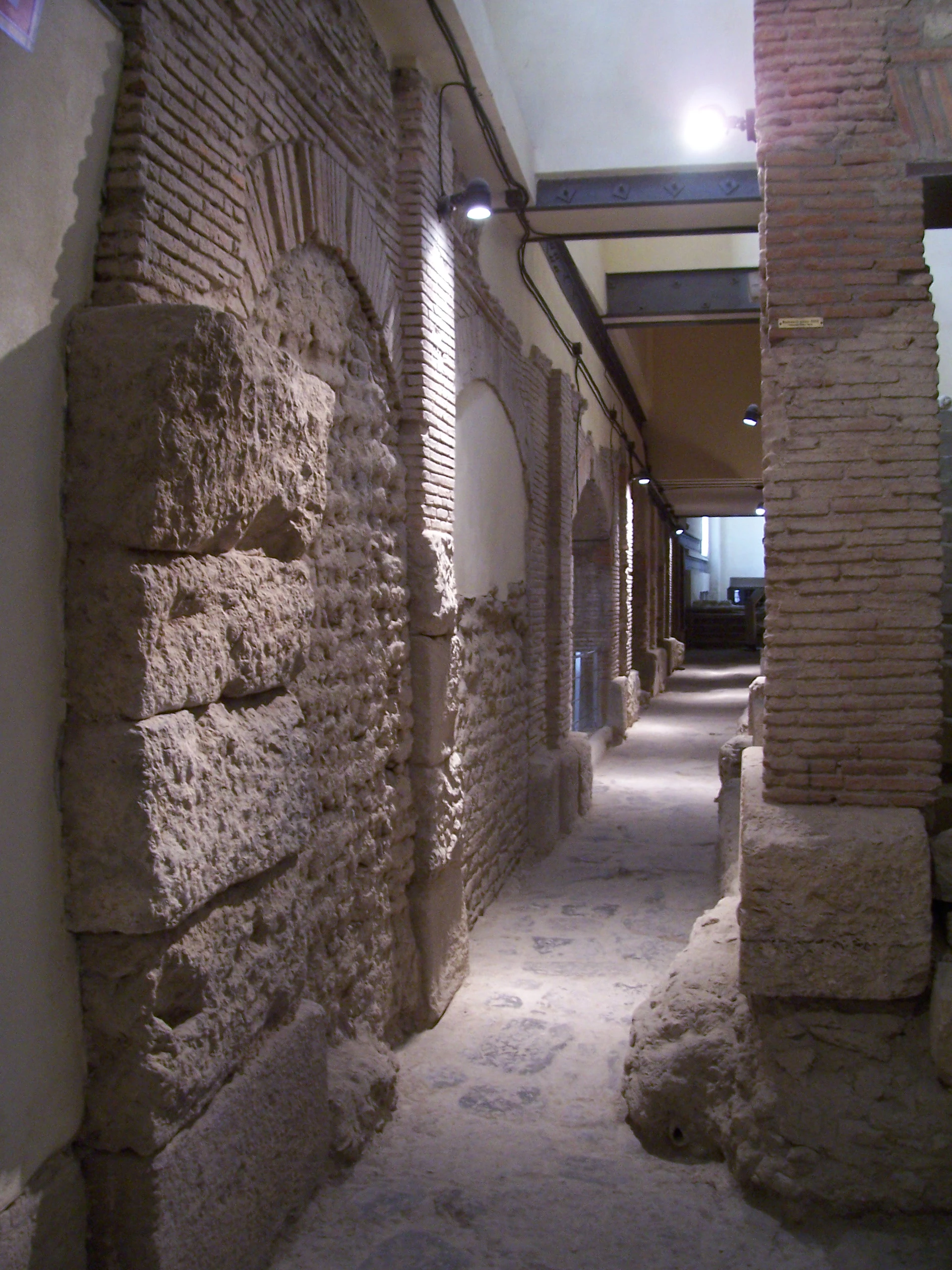 Il decumano romano sepolto, nel percorso archeologico sotterraneo del Rione Terra di Pozzuoli.