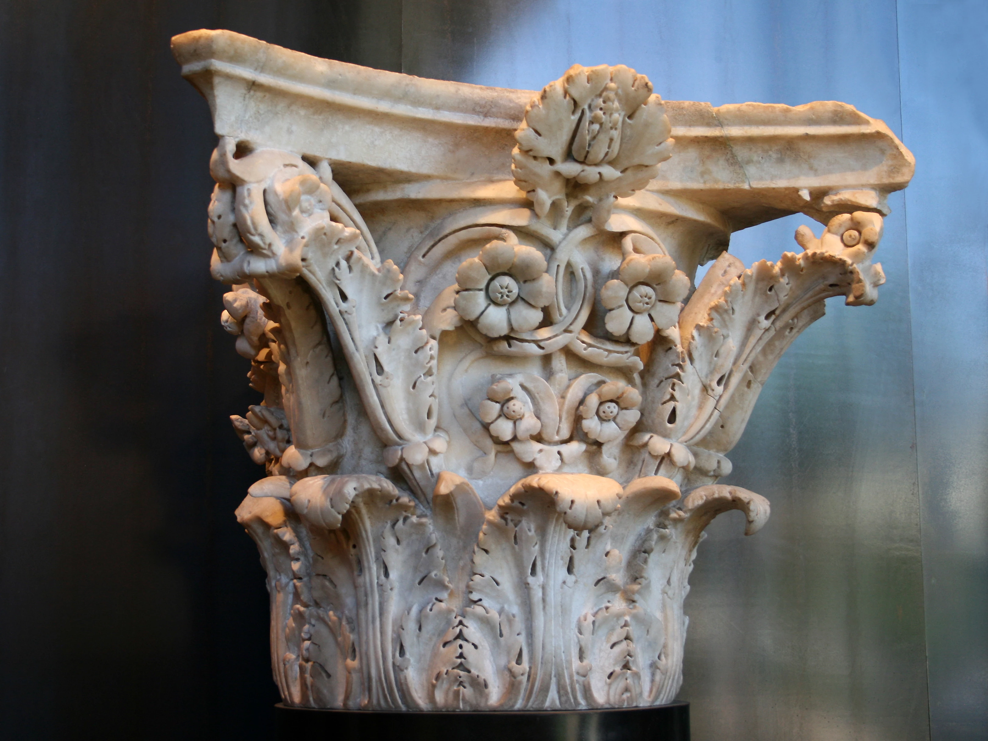 Esempio di capitello corinzio in marmo di epoca romana (non i reperti sequestrati nella villa di Fiumicino).