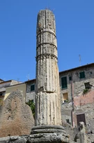 Colonna superstite del Capitolium romano di Terracina, nel centro storico della città alta.
