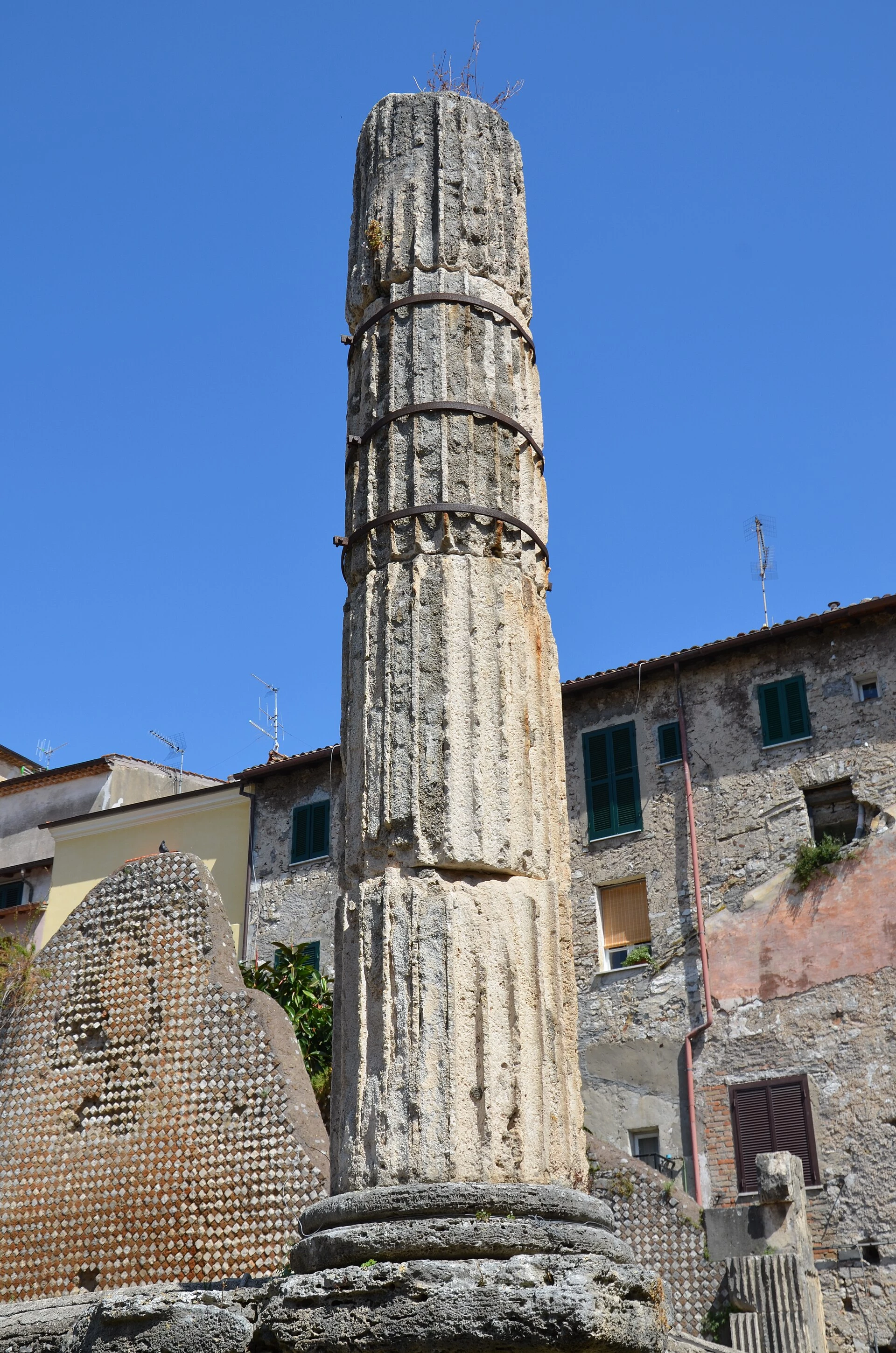 Colonna superstite del Capitolium romano di Terracina, nel centro storico della città alta.