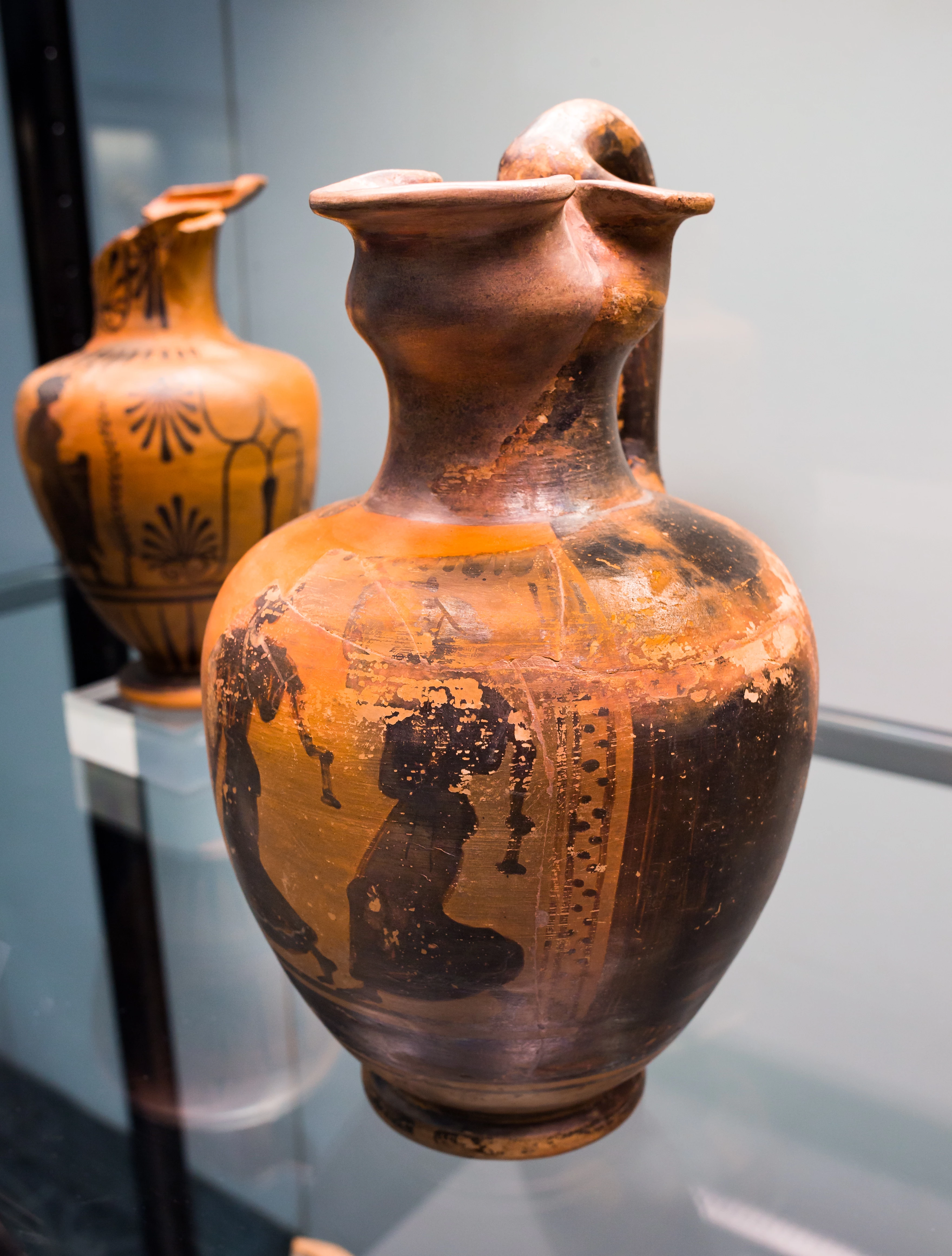 Esempio di oinochoe etrusca a figure nere, prodotta a Vulci (non i reperti restituiti dal Princeton University Art Museum).
