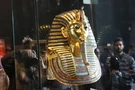 La maschera funeraria d'oro di Tutankhamon, esposta al Museo Egizio del Cairo.