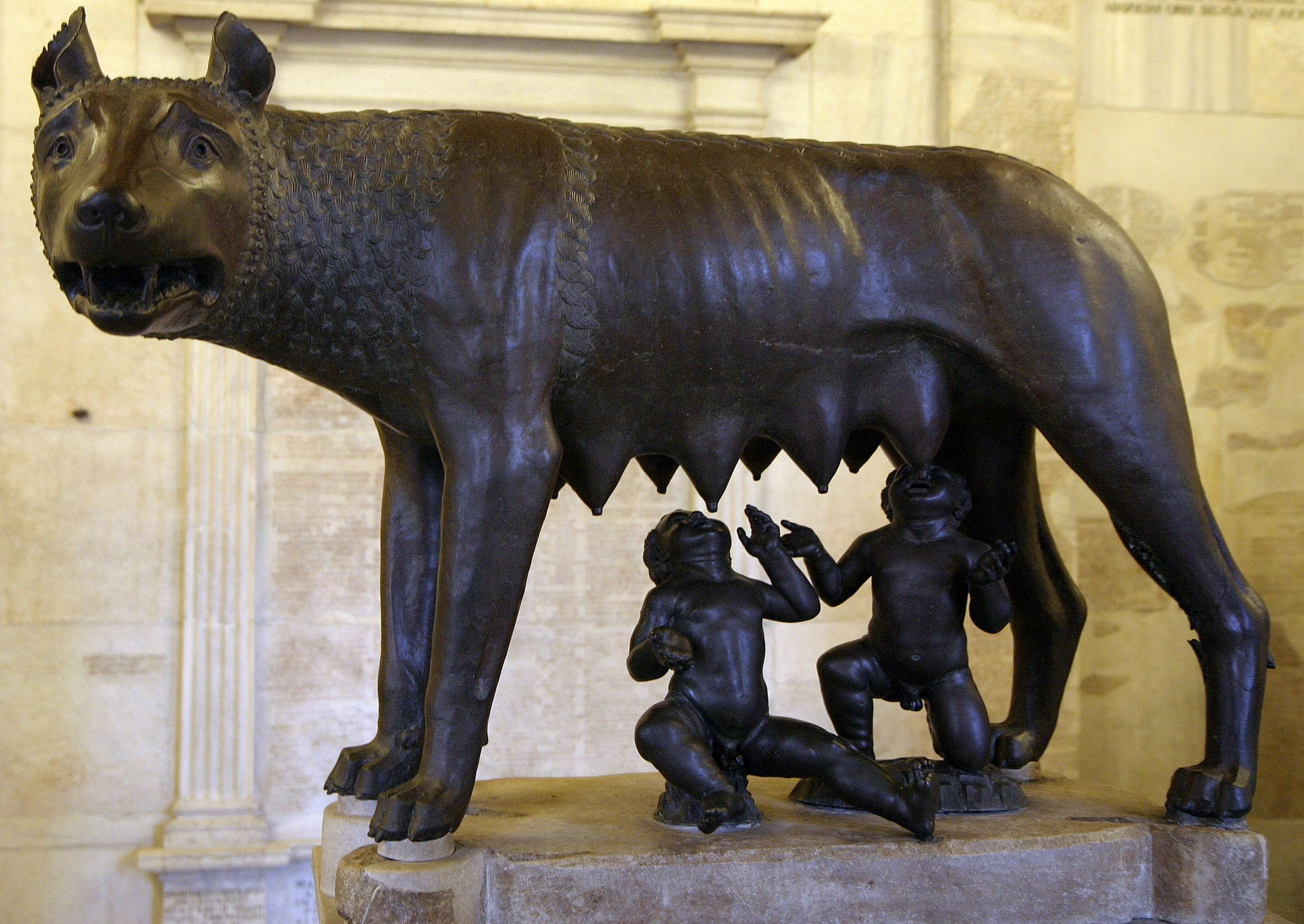 La Lupa Capitolina con Romolo e Remo, scultura bronzea simbolo del mito legato al Lupercale, nei Musei Capitolini.