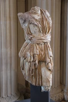 Esempio di statua romana di Diana cacciatrice in marmo, priva della testa (non il reperto di piazza Marconi a Cremona).