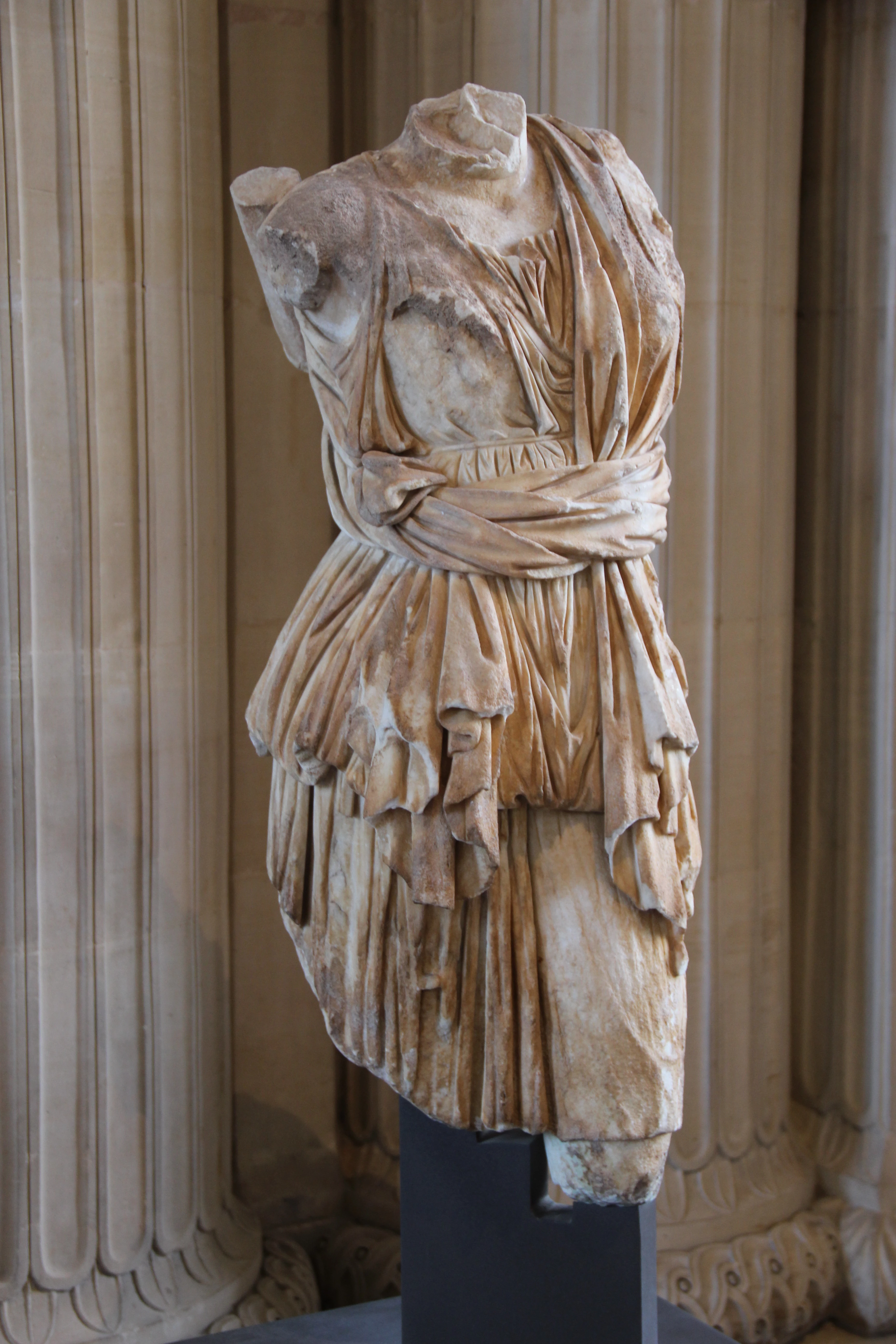 Esempio di statua romana di Diana cacciatrice in marmo, priva della testa (non il reperto di piazza Marconi a Cremona).
