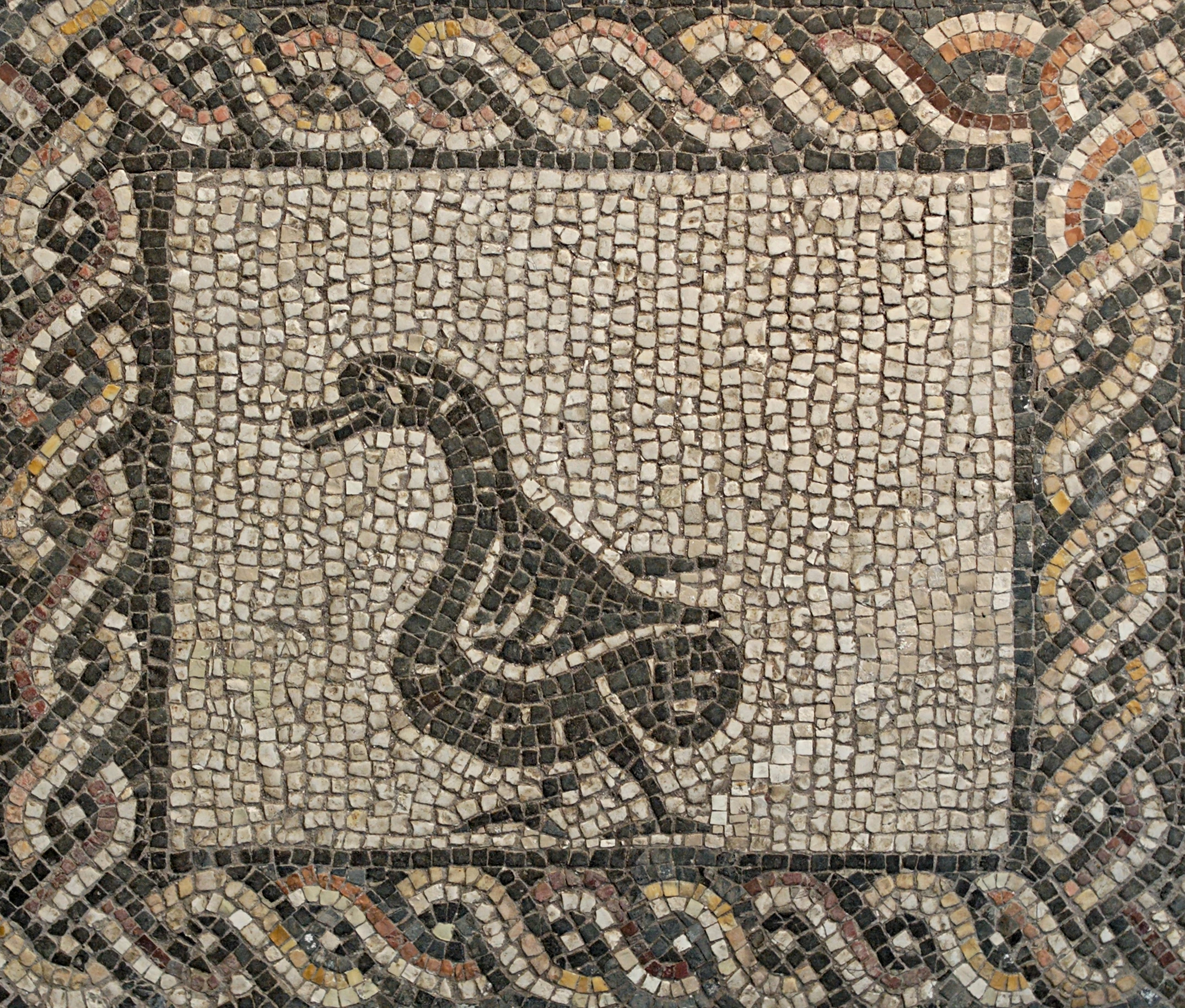 Esempio di mosaico pavimentale romano raffigurante un'anatra (non il reperto di piazza Marconi a Cremona).