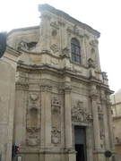 La facciata barocca della chiesa di Santa Chiara a Lecce, che affaccia sull'omonima piazzetta.