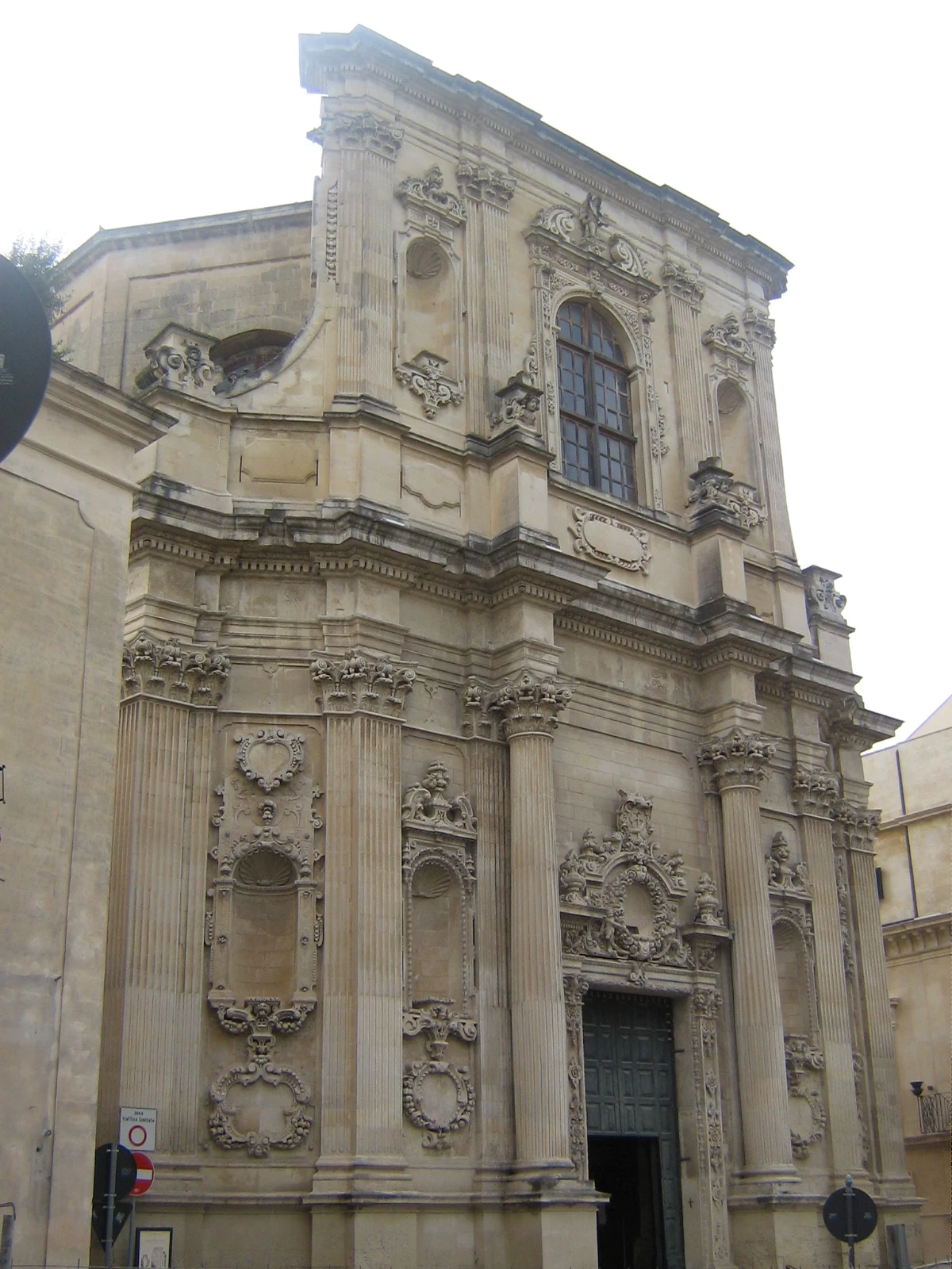 La facciata barocca della chiesa di Santa Chiara a Lecce, che affaccia sull'omonima piazzetta.