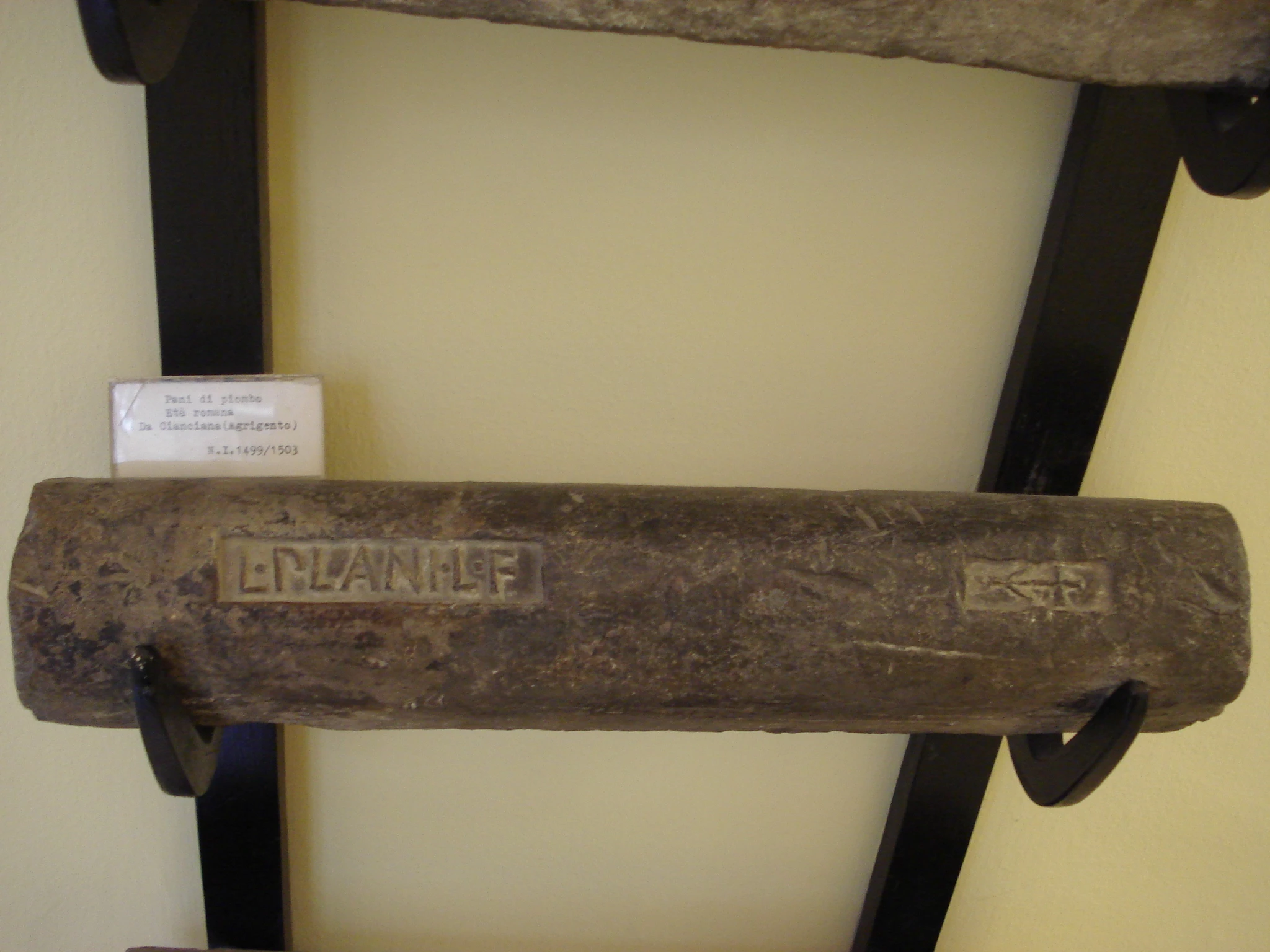 Esempio di lingotto di piombo romano, da Gianciana (Agrigento), esposto in un museo siciliano (non i lingotti ritrovati al largo di Capo …