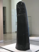 La stele del Codice di Hammurabi, con il rilievo del re davanti al dio Shamash, esposta al Louvre.