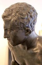 L'Hermes in riposo, statua bronzea proveniente dalla Villa dei Papiri di Ercolano.