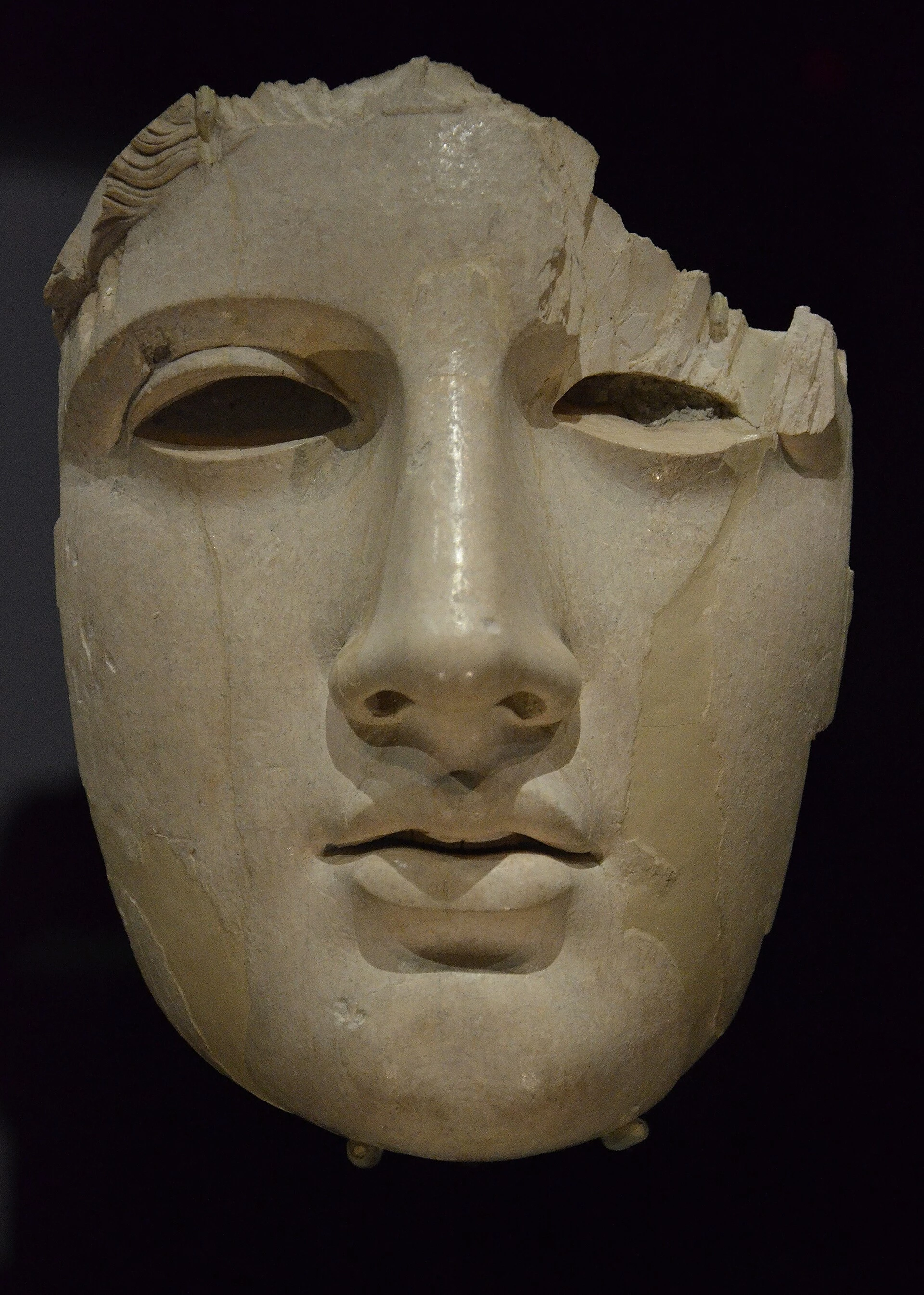 La maschera crisoelefantina di Apollo, in avorio, sequestrata al mercante Robin Symes e restituita all'Italia.