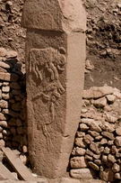 Uno dei pilastri a T decorati con rilievi di animali, nel sito di Göbekli Tepe, in Turchia.