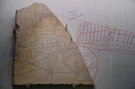 Esempio di frammento marmoreo della Forma Urbis Severiana, l'antica pianta di Roma (non il frammento recuperato dai Carabinieri).