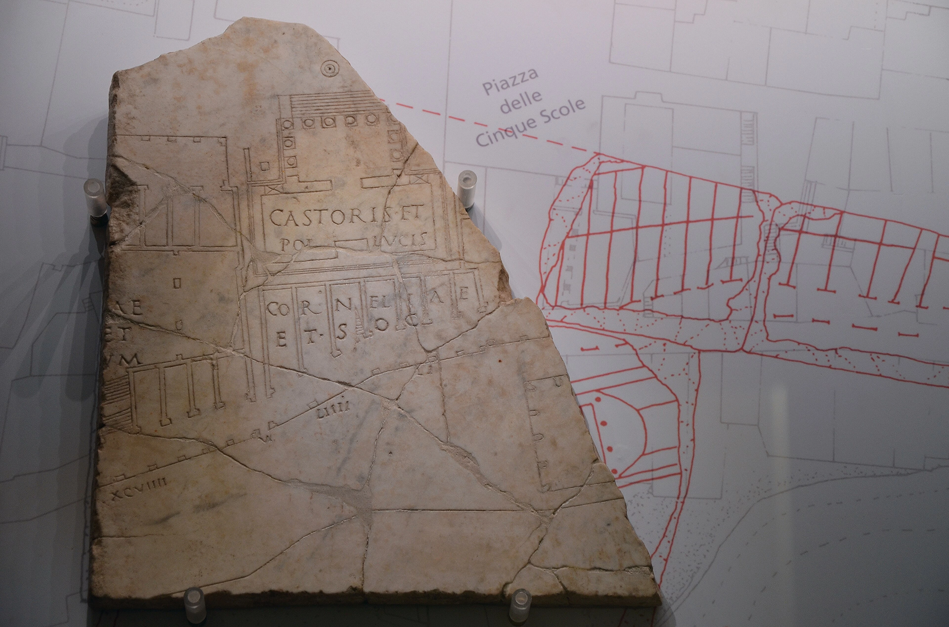 Esempio di frammento marmoreo della Forma Urbis Severiana, l'antica pianta di Roma (non il frammento recuperato dai Carabinieri).