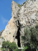 L'ingresso della grotta della Barma Grande, nel sito preistorico dei Balzi Rossi, presso Ventimiglia.
