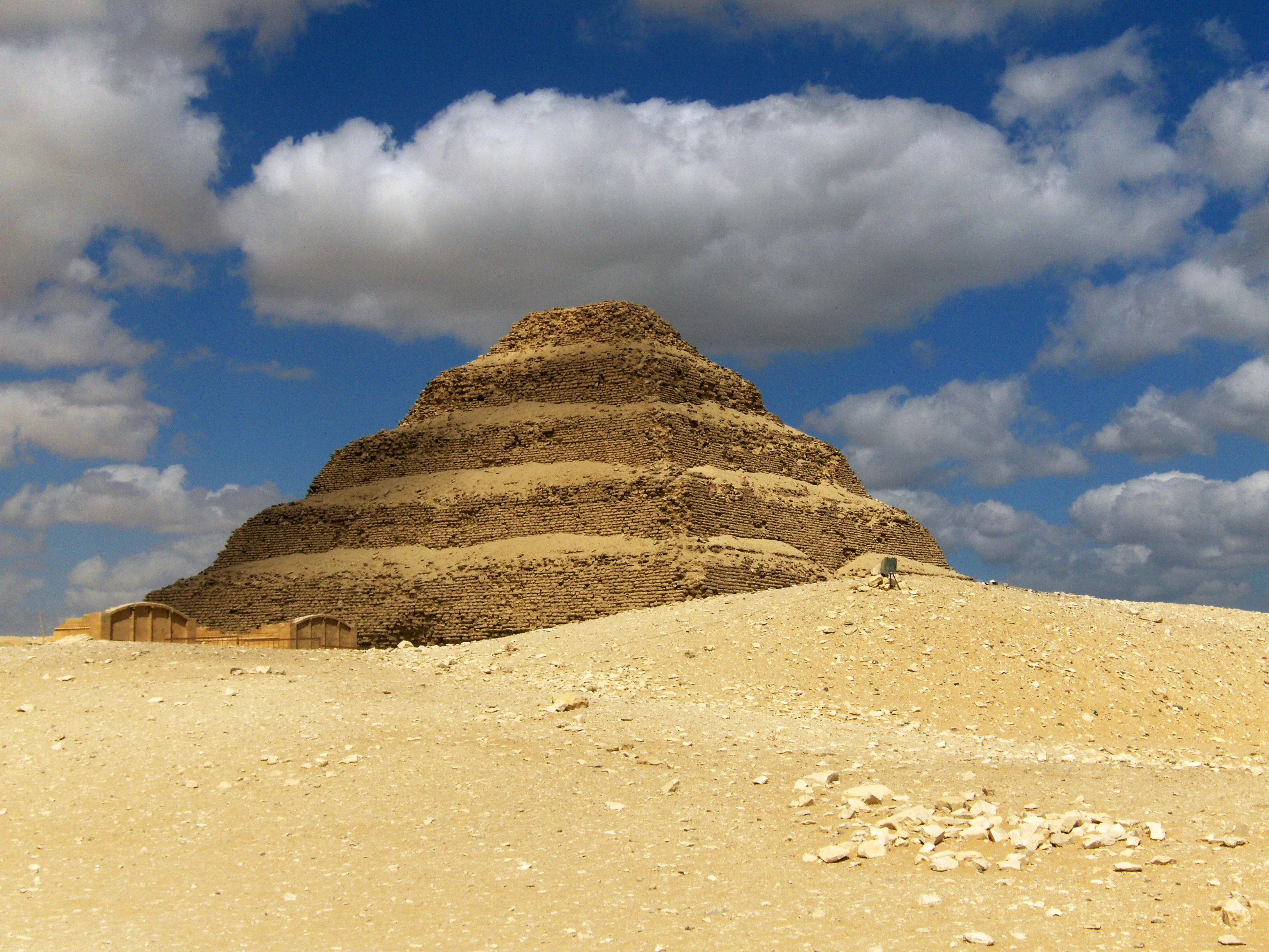 La piramide a gradoni di Djoser, a Saqqara, in Egitto.