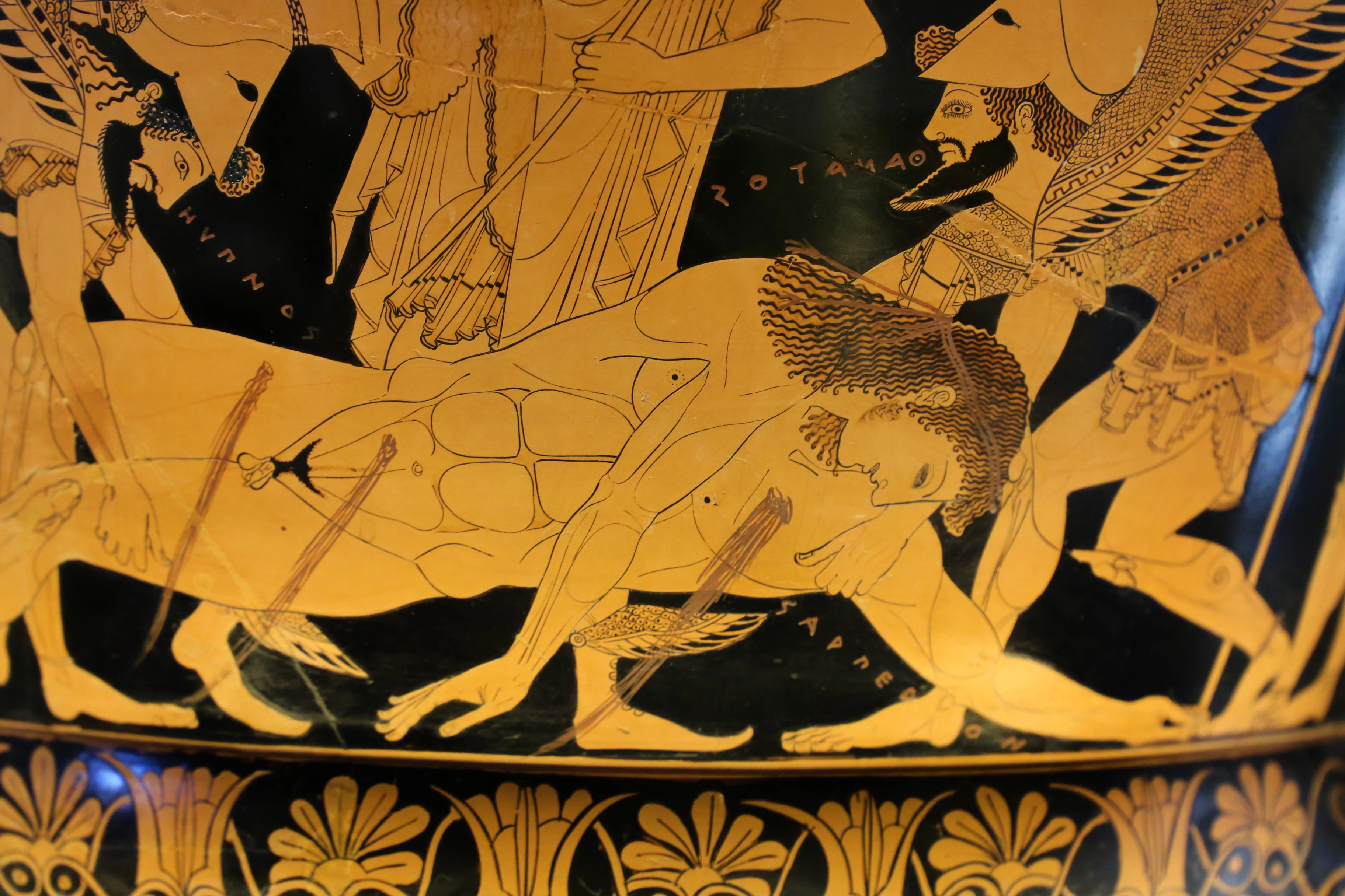 Il cratere di Eufronio con la scena della morte di Sarpedonte, oggi esposto al Museo Nazionale Cerite di Cerveteri.