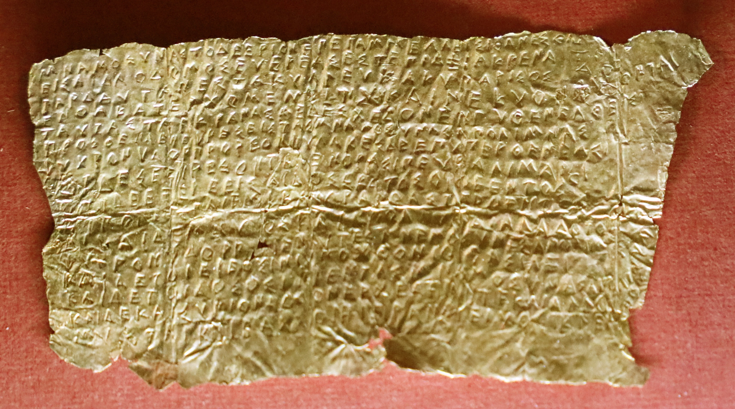 La laminetta orfica in oro con istruzioni per il regno dei morti, da Hipponion (Vibo Valentia), conservata al Museo Archeologico Statale …