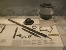 Esempio di corredo funerario di una tomba di cavaliere altomedievale, con spada, scramasax e vasellame (non la tomba longobarda di Testona).