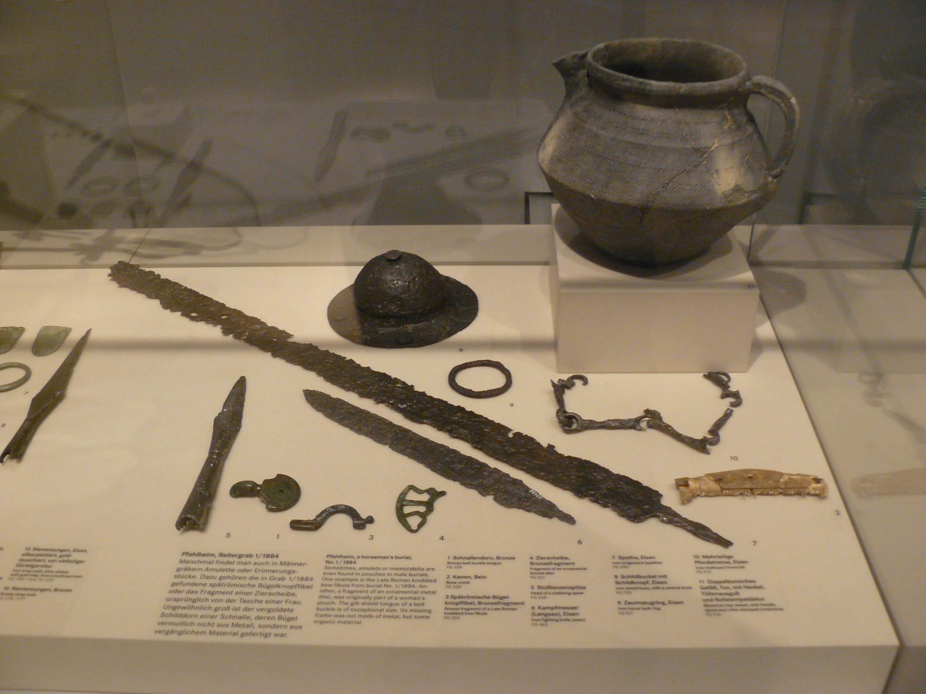 Esempio di corredo funerario di una tomba di cavaliere altomedievale, con spada, scramasax e vasellame (non la tomba longobarda di Testona).