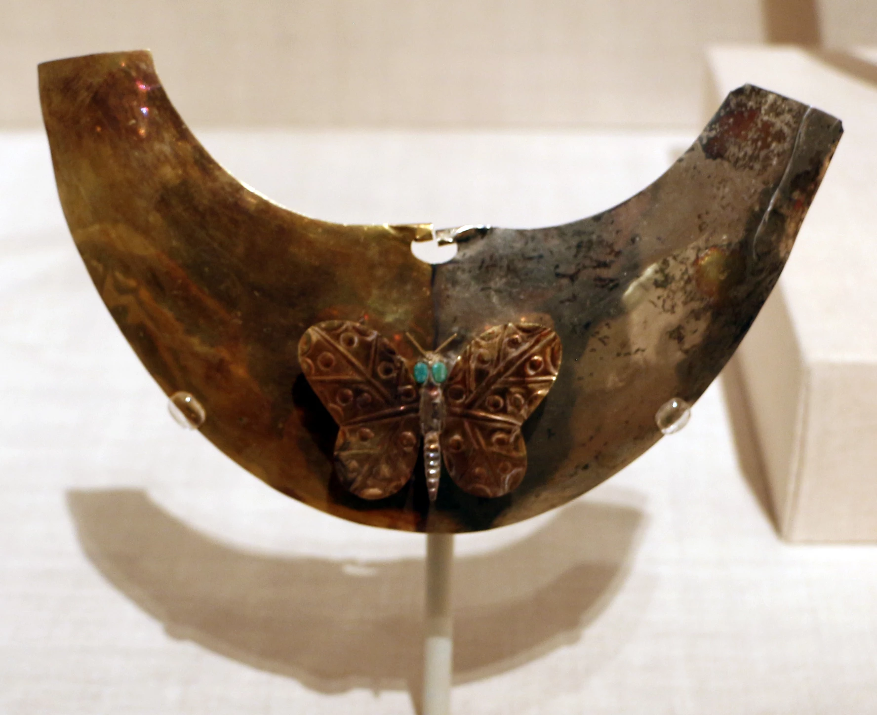 Esempio di ornamento nasale in oro e argento della cultura Moche, in Perù (non i reperti della necropoli di Sipán).