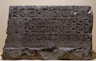Esempio di blocco lapideo con iscrizione funeraria latina di epoca romana (non il reperto di Gavignano).