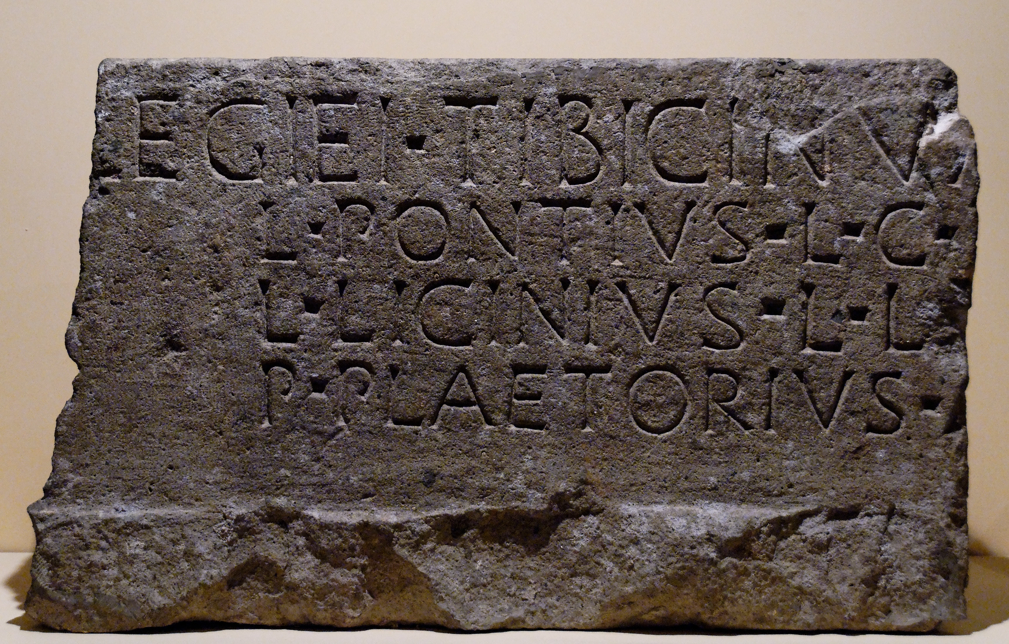 Esempio di blocco lapideo con iscrizione funeraria latina di epoca romana (non il reperto di Gavignano).