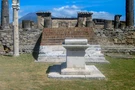 Il Tempio di Apollo nel foro di Pompei, con il Vesuvio sullo sfondo.