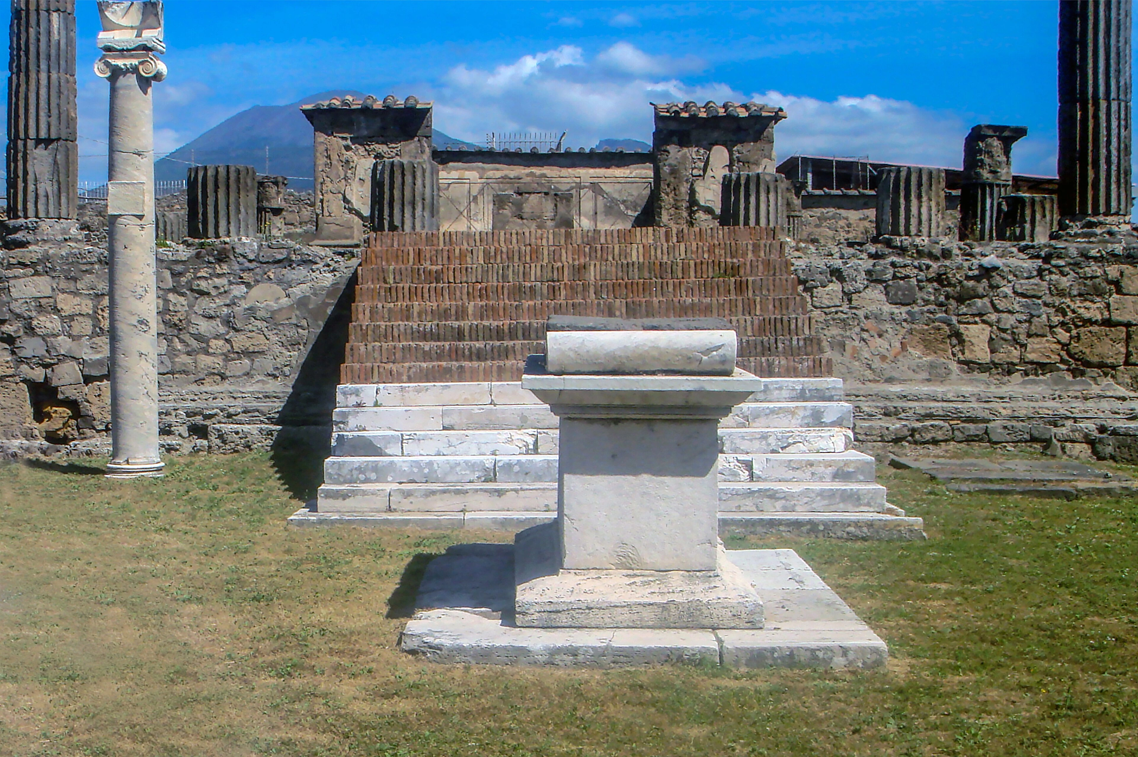 Il Tempio di Apollo nel foro di Pompei, con il Vesuvio sullo sfondo.