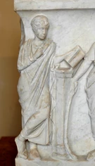 Esempio di rilievo con una Musa su un sarcofago romano, al Louvre (non il sarcofago recuperato a Ostia).