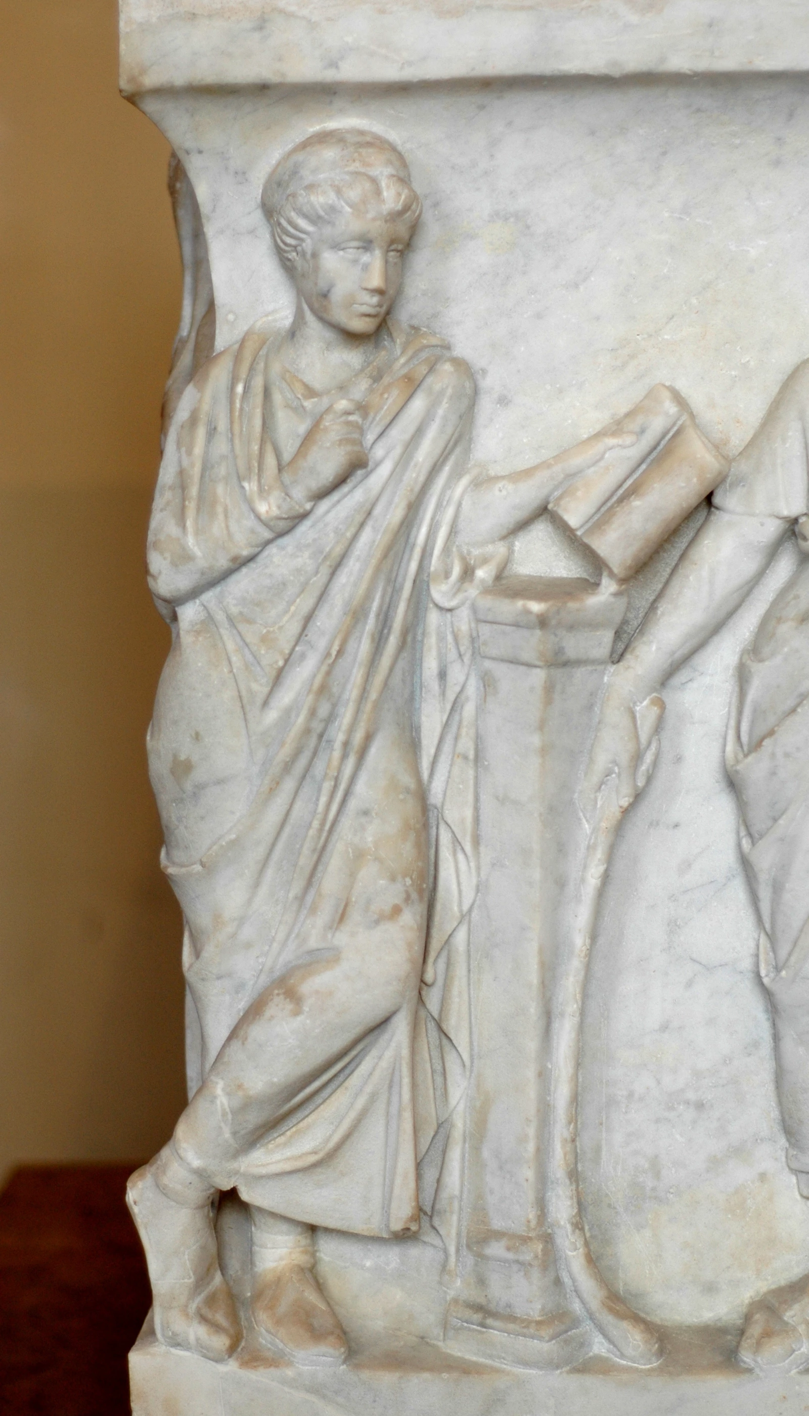 Esempio di rilievo con una Musa su un sarcofago romano, al Louvre (non il sarcofago recuperato a Ostia).