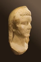 Esempio di ritratto marmoreo dell'imperatore Tiberio (non la testa ritrovata nelle acque di Ventotene).