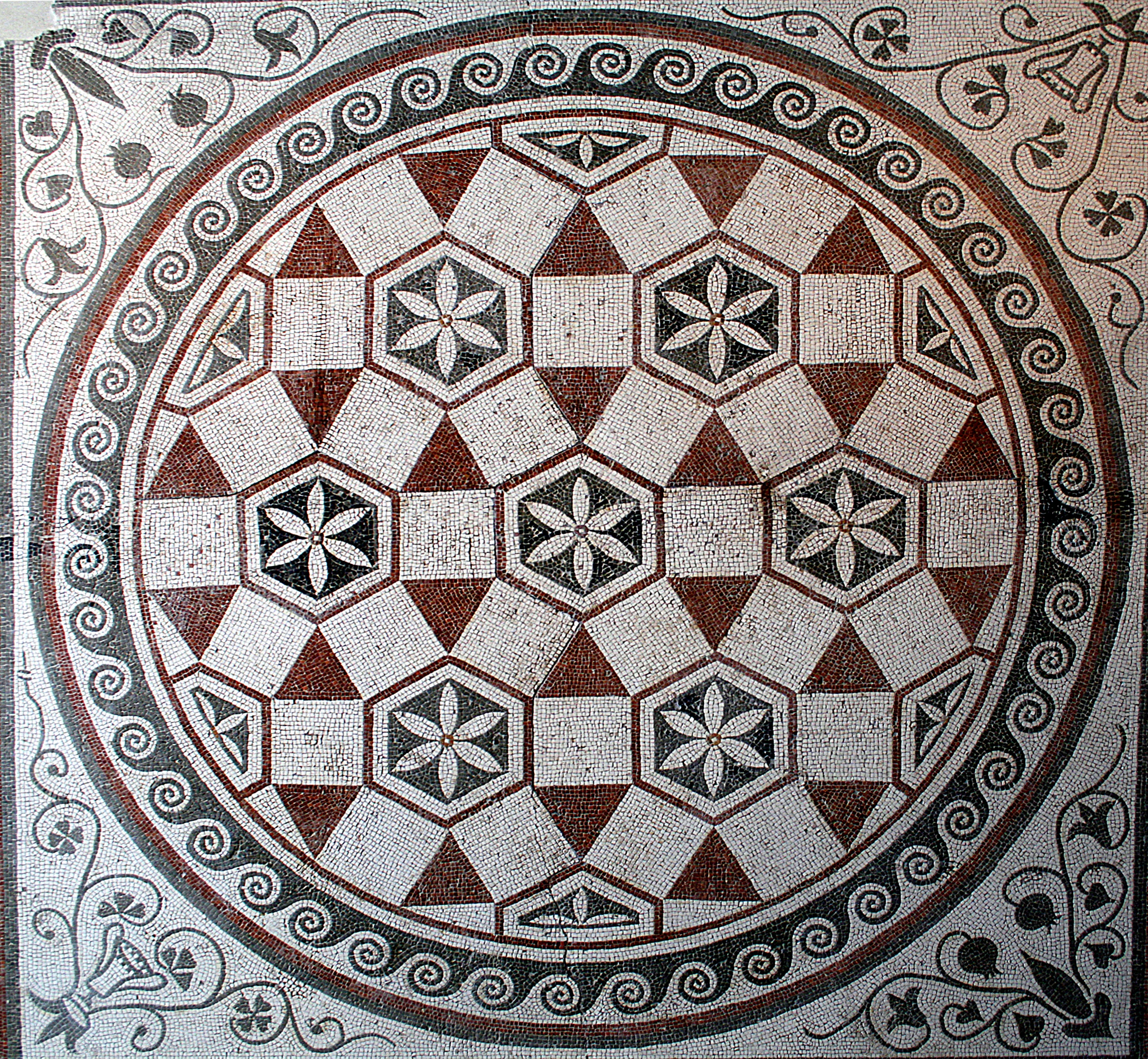 Esempio di mosaico pavimentale geometrico romano, dalla villa di Castel Guido, oggi al Museo Nazionale Romano (non il mosaico ritrovato …