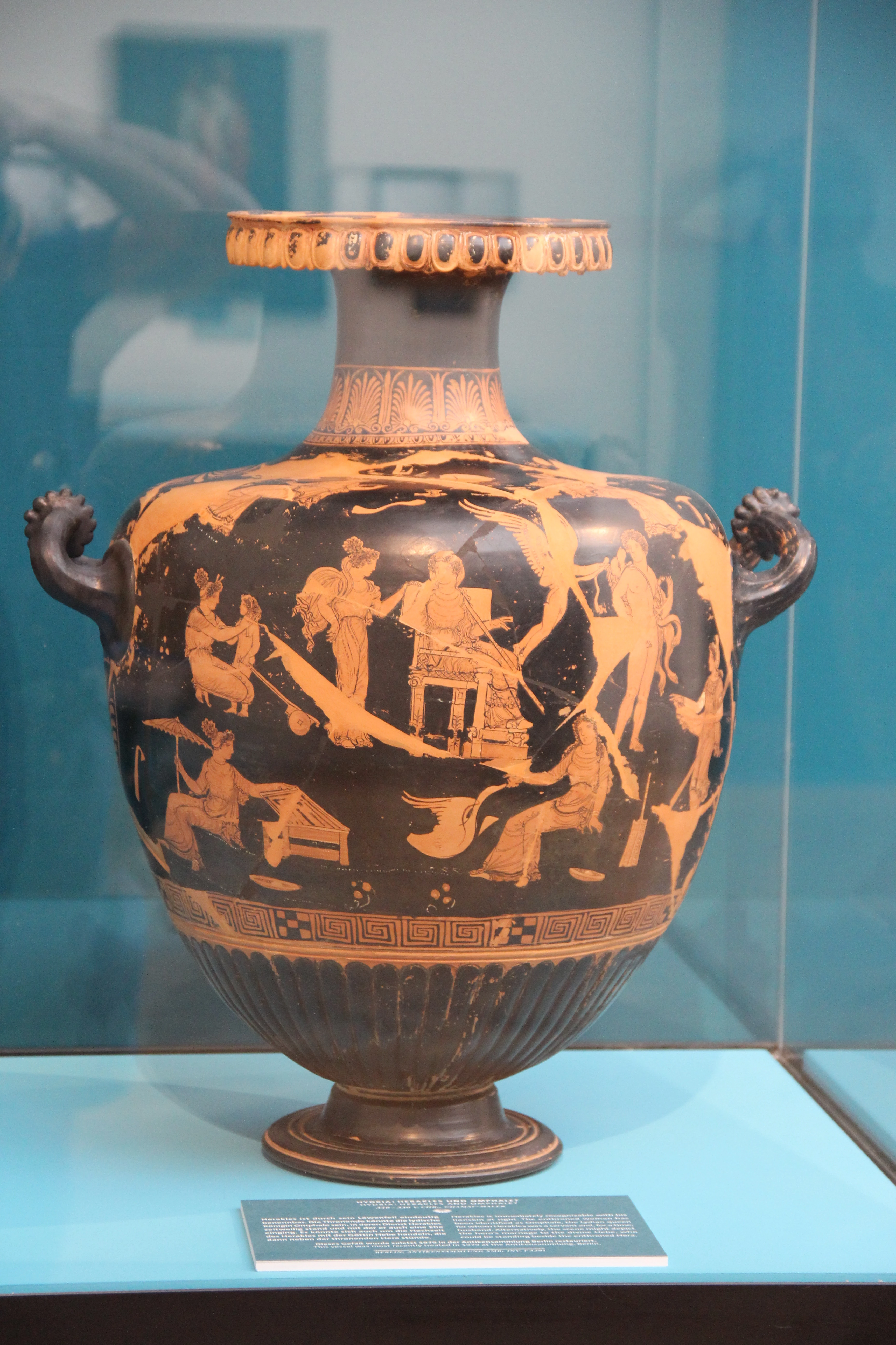 Esempio di vaso funerario apulo a figure rosse (non i reperti sequestrati a Torino), esposto all'Altes Museum di Berlino.