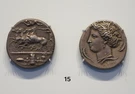 Esempio di decadramma d'argento di Siracusa (non tra i reperti sequestrati a Palermo), conservato all'Arthur M. Sackler Museum di Harvard.