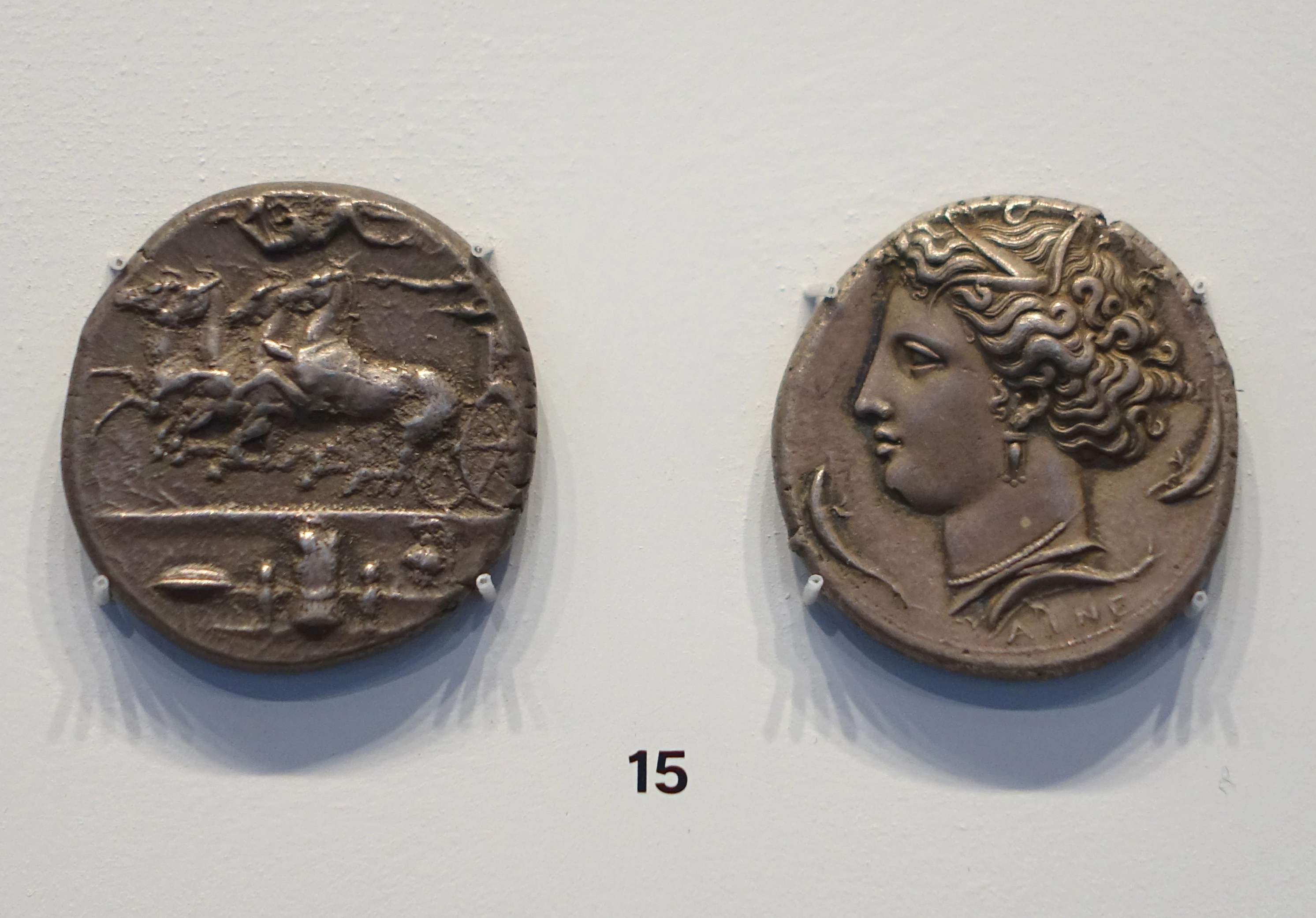 Esempio di decadramma d'argento di Siracusa (non tra i reperti sequestrati a Palermo), conservato all'Arthur M. Sackler Museum di Harvard.