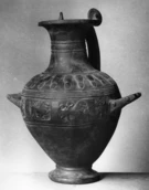 Esempio di brocca (hydria) etrusca in bucchero (non i reperti della collezione di Serrapetrona), conservata al Walters Art Museum di …
