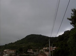 Foto 1: il Colle del Castelliere di Verezzi con l'abitato di Crosa