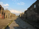 Via dell'Abbondanza a Pompei, con le case che si affacciano sulla strada.