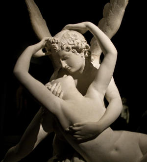 Scultura in marmo di Amore e Psiche di Canova, i due amanti abbracciati