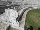 Sedile scolpito del teatro sannitico di Pietrabbondante, in Molise.
