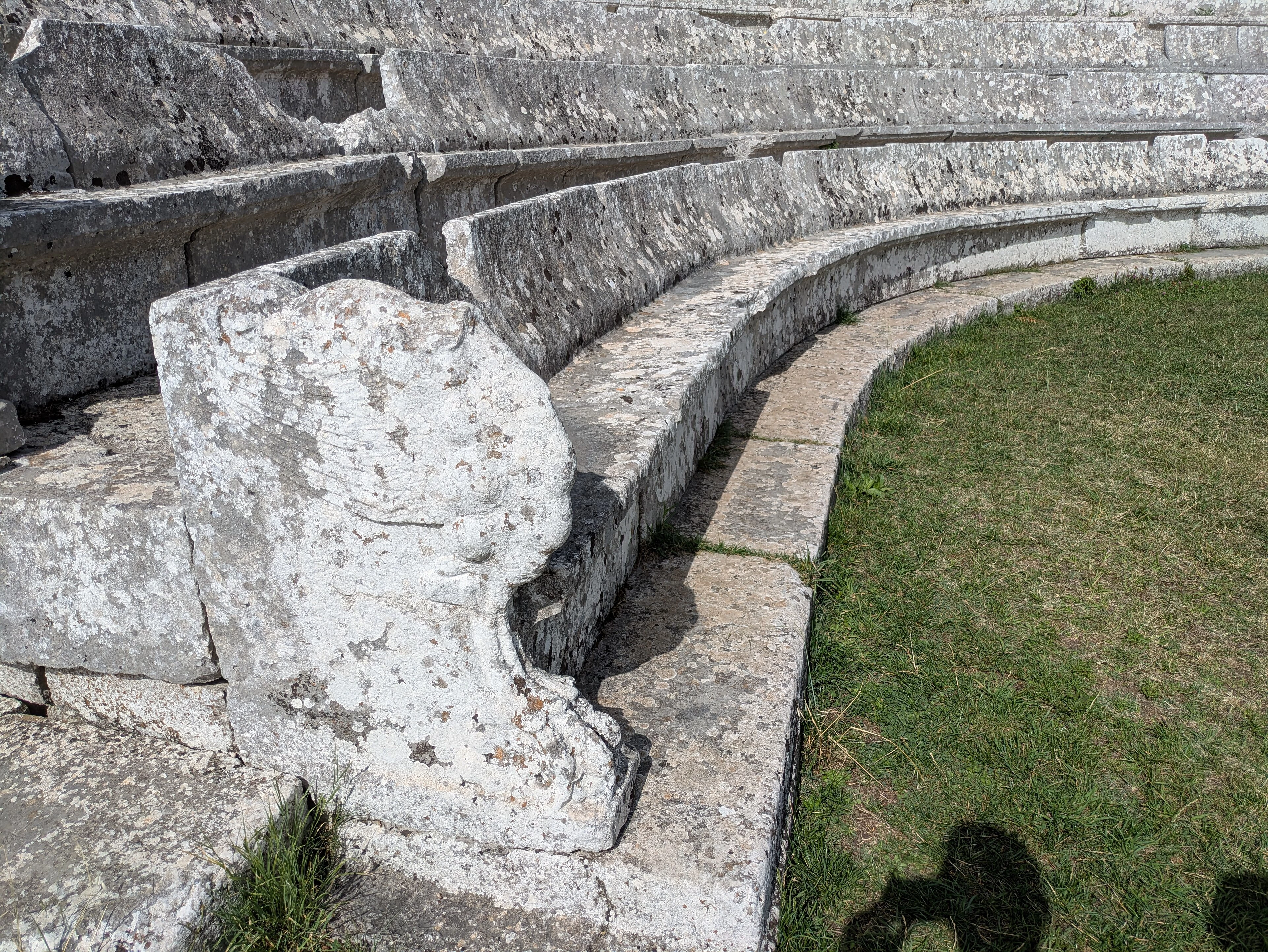 Sedile scolpito del teatro sannitico di Pietrabbondante, in Molise.